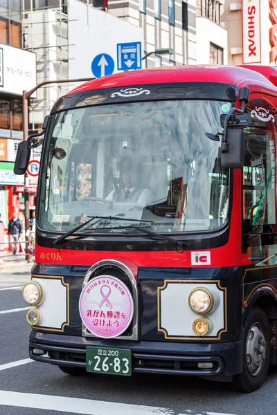 Tokyo, Japonya - 31 Ekim 2017: Şehir otobüs şehrin sokak üzerinde. Dikey. Yakın çekim