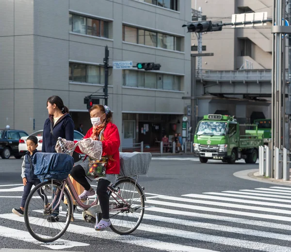 Токио Япония Октября 2017 Года Пожилая Женщина Велосипеде Едет Улице — стоковое фото