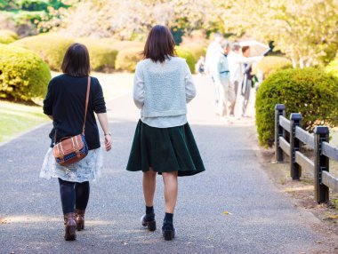 İki kız bir şehir parkı, Tokyo, Japonya bir yolda yürümek. Metin için yer kopyalayın