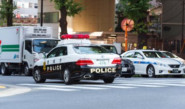 Tokyo, Japonya - 31 Ekim 2017: Polis arabası caddenin üzerinde. Metin için yer kopyalayın