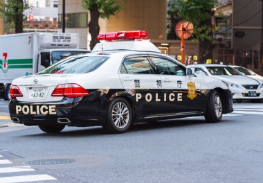 Tokyo, Japonya - 31 Ekim 2017: Polis arabası caddenin üzerinde. Metin için yer kopyalayın