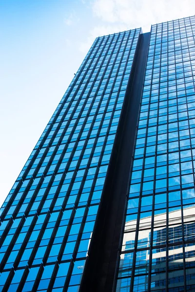 Tokyo, Japonya - 31 Ekim 2017: Finans bölgesi, mavi gökyüzü gökdelenler şehrin yansıtır. Dikey. Alt görünümü