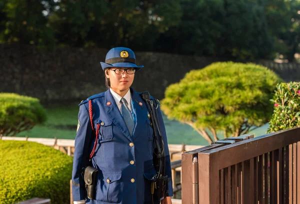 Tokyo, Japonya - 7 Kasım 2017: Kadın polis memuru Şehir Parkı