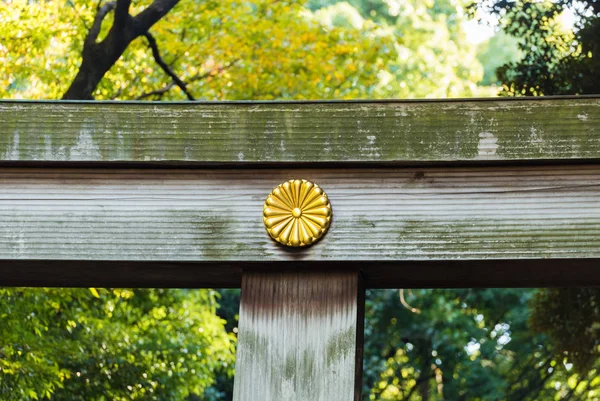 Ahşap Kol Demiri Ile Altın Rozet Tokyo Japonya Yakın Çekim — Stok fotoğraf