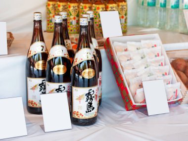 Tokyo, Japonya - 31 Ekim 2017: Hediyelik şişeler üstünde belgili tanımlık sayaç depodaki şarapla. Metin için çerçeve   
