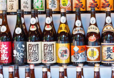 Tokyo, Japonya - 31 Ekim 2017: Şişe şarap üst üste mağaza raflarında