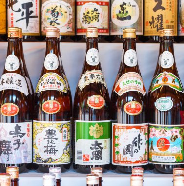 Tokyo, Japonya - 31 Ekim 2017: Şişe şarap üst üste mağaza raflarında. Yakın çekim