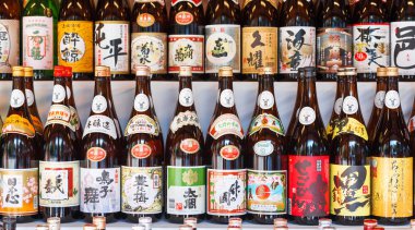 Tokyo, Japonya - 31 Ekim 2017: Şişe şarap üst üste mağaza raflarında