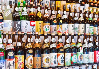 Tokyo, Japonya - 31 Ekim 2017: Şişe şarap üst üste mağaza raflarında