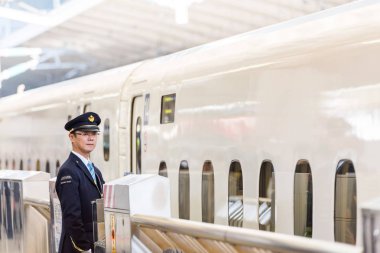 Tokyo, Japonya - 7 Kasım 2017: Bir tren istasyonu işçi bir treni yakınında duruyor. Metin için yer kopyalayın