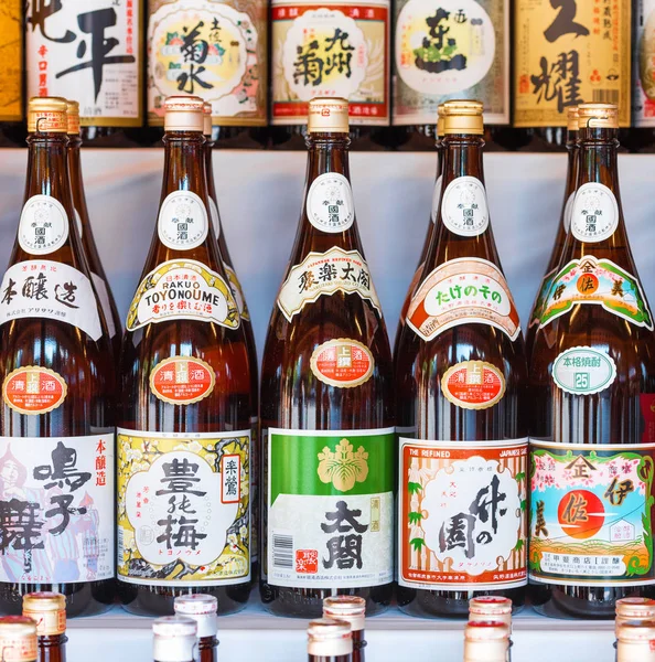 Tokyo Japan Oktober 2017 Flaskor Vin Rad Hyllorna Butiken Närbild — Stockfoto