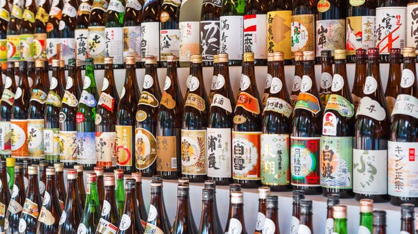 Tokyo, Japonya - 31 Ekim 2017: Şişe şarap üst üste mağaza raflarında