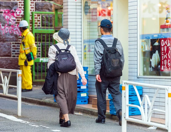 Casal Com Mochilas Uma Rua Cidade Tóquio Japão — Fotografia de Stock