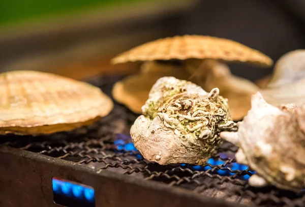 Yumuşakçalar yanıyor, Tokyo, Japonya bir kafede pişer