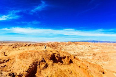 Atacama çölünde manzara bir adam etrafa bakarak, Şili.