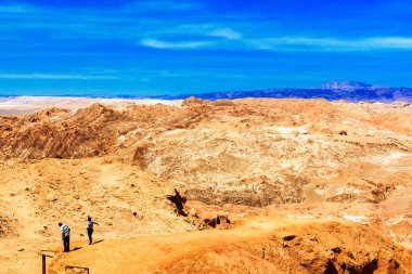 Atacama çölünde manzara insanlar etrafa bakıyor, Şili.