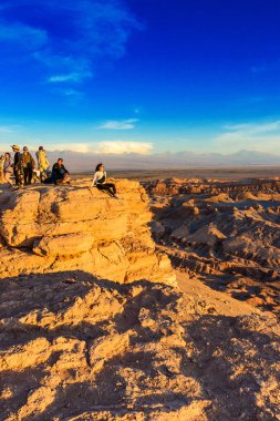 Atacama, Şili - 18 Ocak 2018: Bir uçurumun kenarındaki insanlar. Dağ manzarası. Metin için alan kopyalayın. Dikey.
