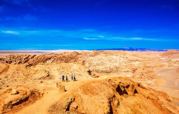Krajobraz na pustyni Atacama z ludźmi rozglądających się, Chile. — Zdjęcie stockowe