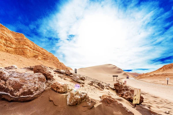 Krajobraz z drogi Doliny księżyca w pustyni Atacama, Chile — Zdjęcie stockowe