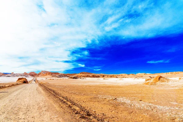 Krajobraz z drogi Doliny księżyca w pustyni Atacama, Chile — Zdjęcie stockowe