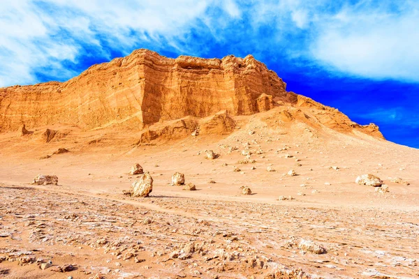 Krajobraz doliny księżyca na pustyni Atacama, Chile. Kopiuj miejsce dla tekstu. — Zdjęcie stockowe
