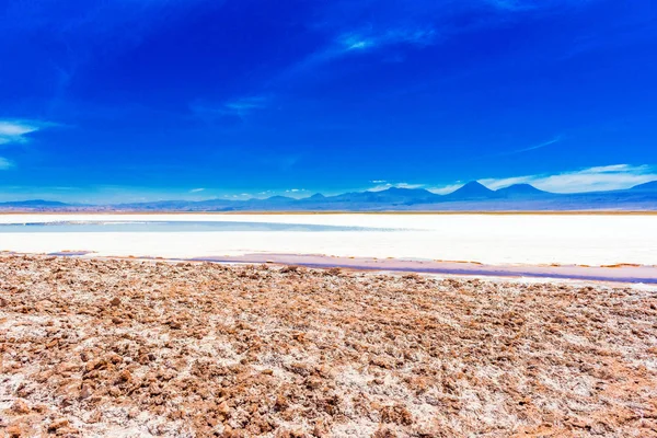 Tájkép Atacama sivatagban, Salt Lake, Chile. A szöveg másolása szóközzel. — Stock Fotó
