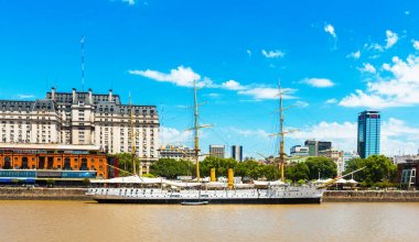 Bir yelkenli gemi görünümü. Barque, Puerto Madero, Buenos Aires, Arjantin. Metin için alan kopyalama.