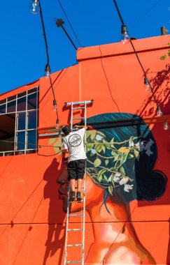 Buenos Aires, Arjantin - 25 Aralık 2017: Merdivenlerde sokak sanatçısı. Şehir merkezindeki duvara çizim. Dikey.   