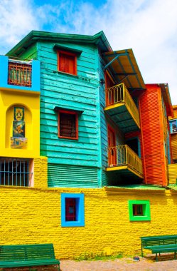 Şehir merkezindeki renkli binanın görünümü, Buenos Aires, La Boca