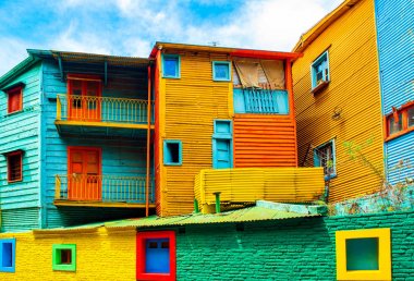 Şehir merkezindeki renkli binanın görünümü, Buenos Aires, La Boca