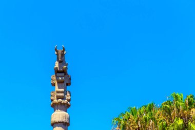 Mavi gökyüzüne karşı anıtın görünümü, Buenos Aires, Argenti