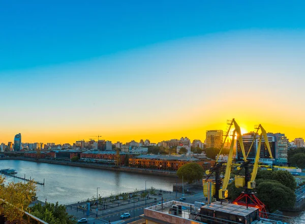 Vista da cidade ao pôr do sol, Puerto Madero, Buenos Aires, Argentina. Espaço de cópia para texto . — Fotografia de Stock