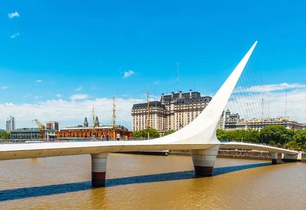 Vista del puente en Puerto Madero, Buenos Aires, Argentina. Copiar espacio para texto . — Foto de Stock