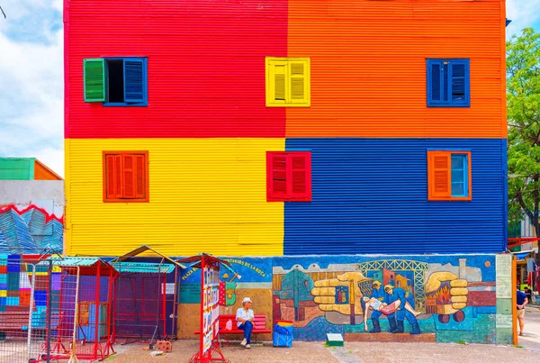 Buenos Aires, Argentinië-25 december 2017: uitzicht op een kleurrijk gebouw, La Boca — Stockfoto