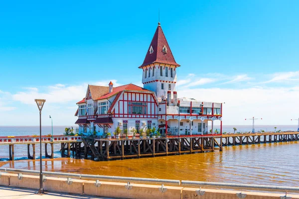 Edifício e cais na costa do Oceano Atlântico, Buenos Aires, Restaurante El Muelle — Fotografia de Stock