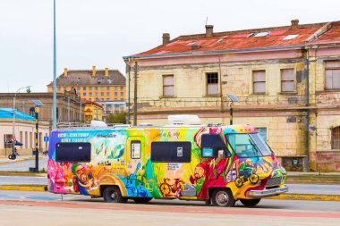 Punta Arena, Şili - 4 Ocak 2018: Parlak boyalı bir araba 