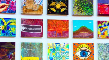 Santiago, Şili - 10 Ocak 2018: Beyaz duvara üst üste asılı resimler. 