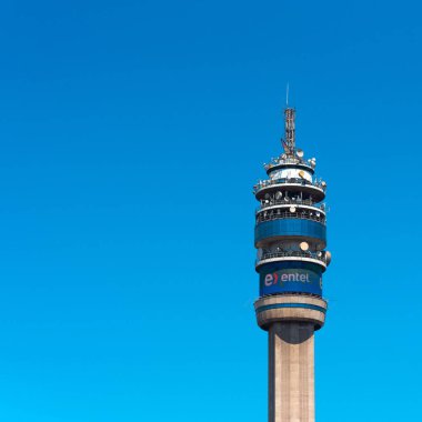 Santiago, Şili - 10 Ocak 2018: Mavi gökyüzüne karşı tv kulesi. Mavi arka planda izole edilmiş. Metin için alan kopyalama.                    