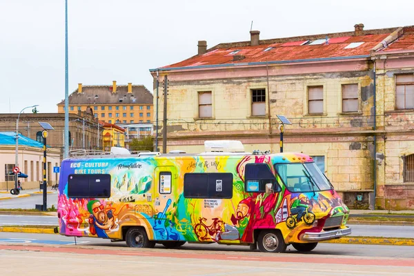 Punta Arena, Şili - 4 Ocak 2018: Parlak boyalı bir araba 