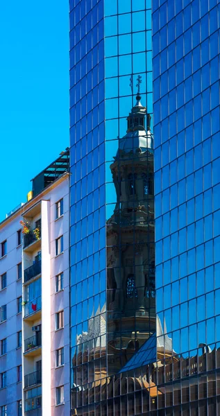 De kathedraal wordt weerspiegeld in een glazen gebouw, Santiago, Chili. Verticale. — Stockfoto