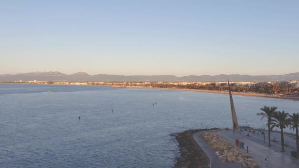 Uitzicht van boven naar de Promenade in Salou strand. Tarragona — Stockvideo