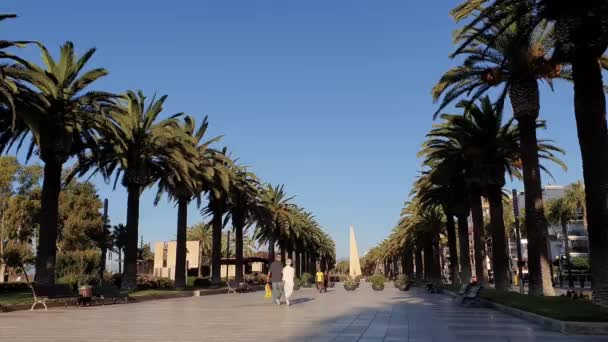 Promenade in de ochtend in Salou strand met mensen lopen. Tarragona — Stockvideo