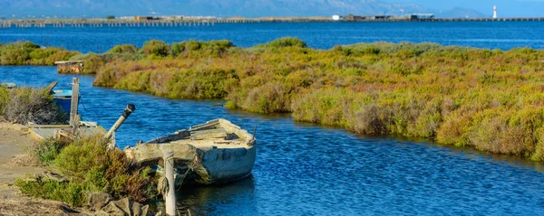 Barco num canal no estuário e zonas húmidas do delta do Ebro, Tarragona, Catalunha, Espanha . — Fotografia de Stock