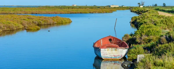 Łódź na kanale w ujściu rzeki Ebro Delta i na mokradłach, Tarragona, Catalunya, Hiszpania. — Zdjęcie stockowe