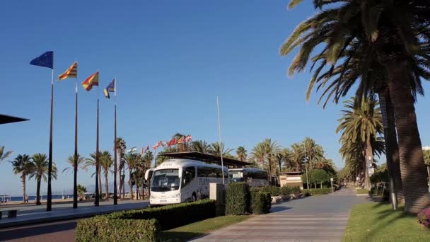 Salou Spanje Moderne Bus Voor Toeristen Vervoer Vlakbij Ingang Van — Stockvideo