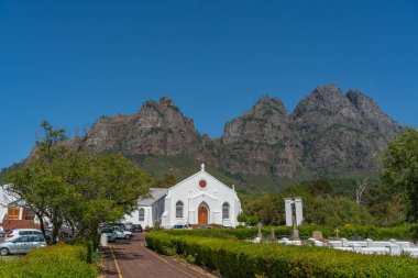 Pniel 'deki Cemaat Kilisesi, Stellenbosch, Batı Cape Eyaleti, Güney Afrika Güzel Dağ Arkaplanı