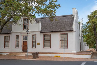 Stellenbosch 'un Kerkhuis' ine bakın. Mavi gökyüzü ve ağaçlarla kaplı Hollanda Burnu Mimarisinin tipik bir örneği.