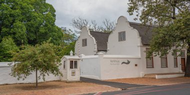 Stellenbosch 'lu Kerkhuis Panoraması, Mavi Gökyüzü ve Ağaçlı Hollanda Burnu Mimarisinin tipik bir örneği