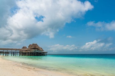 Su Üzerinde Geleneksel Bina olan Tropikal Beyaz Plaj, Zanzibar Adası Tanzanya. Güzel Gökyüzü, metin için alanı kopyala