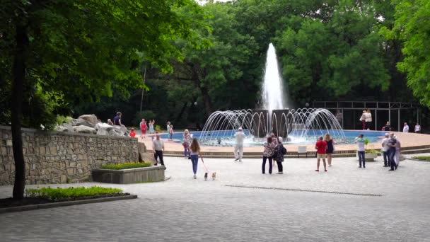 Fontaine au parc municipal de Zheleznovodsk après l'ouverture du parc — Video